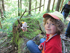Galerie Natur & Wald - Foto Kind mit Maskottchen im Wald